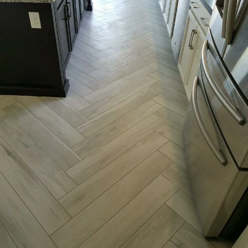 Laminate flooring in a herringbone pattern